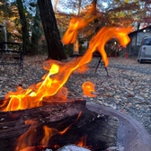 【焚き火用具一式と着火サポート】焚き火を楽しむための薪や用具一式を完備し、基本的にはスタッフが着火いたしますので安心です。安全に配慮しながら、炎を囲むリラックス体験を気軽に楽しんでいただけます。