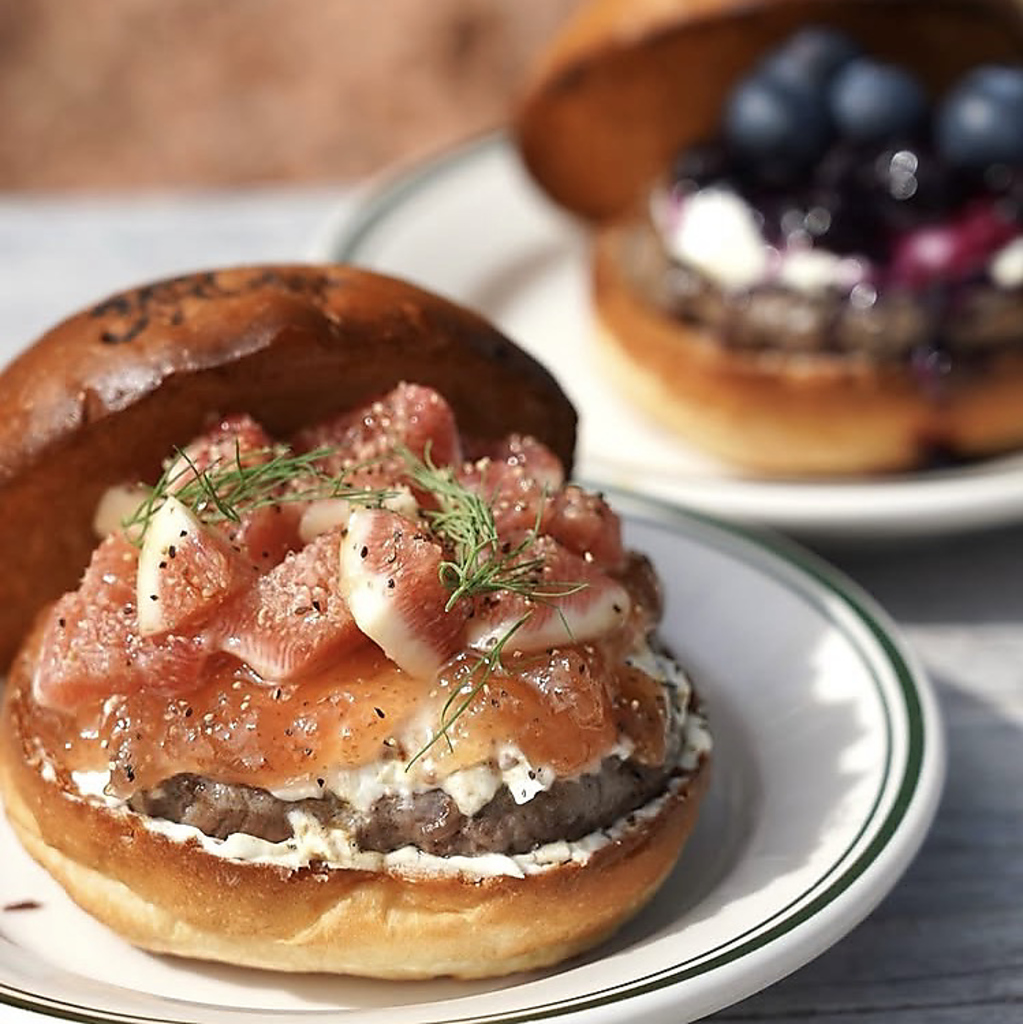 無花果とクリームチーズのハンバーガーは、甘さと塩味が絶妙に組み合わさったオススメの一品です。