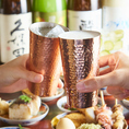 こだわりの銅製グラスは店内の雰囲気に合うだけでなく、熱伝導の良さから冷たいお酒をより冷たく感じさせます。