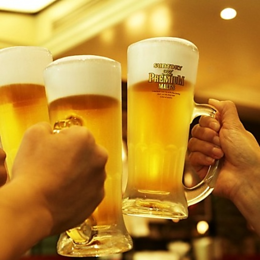 焼鳥とビールの至福の組み合わせ。香ばしい焼鳥を味わいながら、友人や家族と乾杯する瞬間が最高です