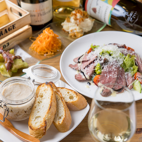 中崎町駅１出口より徒歩約3分。 季節のアヒージョなど、創作フレンチが楽しめるお店♪