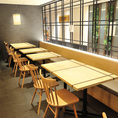 明るく開放的なテーブル席で、旬の食材を楽しみながら、心地よいひとときをお過ごしいただけます。友人との食事にもぴったりです。