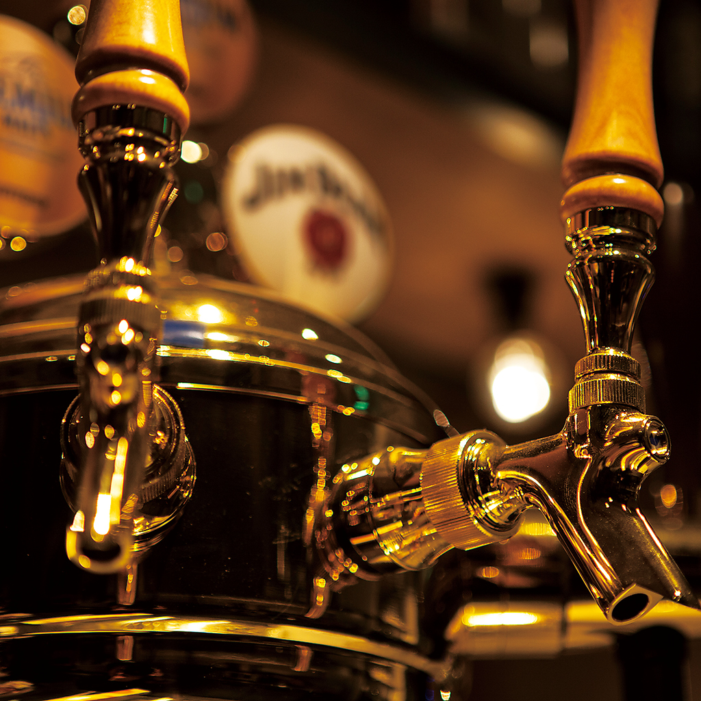 超炭酸を抽出できるドリンクサーバーを導入。飲み放題は100品以上の種類をご用意。