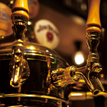 超炭酸を抽出できるドリンクサーバーを導入。飲み放題は100品以上の種類をご用意。