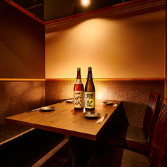 【半個室】温かみのある天然木の調度品と間接照明の設えが、落ち着いた雰囲気を演出する居心地のいい空間のカウンターをご用意しております。