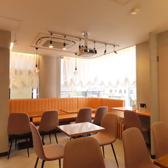 グループ利用にぴったりの4名テーブル席。料理やお酒を囲みながら自然と会話が弾みます。貸切時にはグループごとに座りやすく、宴会やパーティーでも使いやすい配置です。