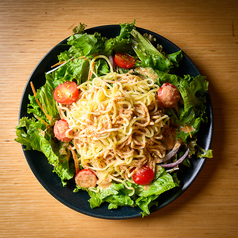 北海道名物！濃厚胡麻ドレのラーメンサラダ