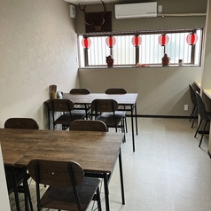 【1階・フロア貸切可能】会社宴会や女子会等、10名～15名様のお集まりには「貸切」も大変おすすめ♪1階フロアを広々とご利用いただくことが可能◎周囲を気にすることなく、ゆったりとご歓談をお楽しみいただけます。