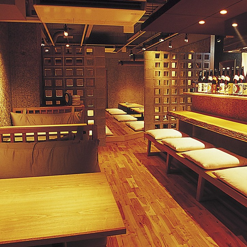 大人デートにカウンター。ふかふかクッションのテーブル席…