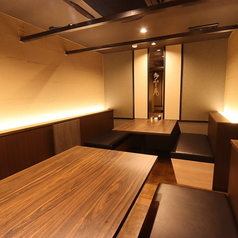 静かで上質な和空間が広がる個室は、接待や大切な人との特別なひとときに最適。周囲を気にせずゆっくり過ごせます。