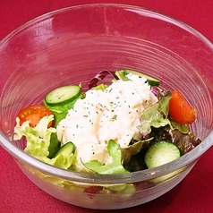 燻製チーズのポテトサラダ/オニオンスライスポンマヨミニサラダ