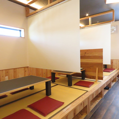 カジュアルデートのご利用や会社帰りのちょい飲み、夫婦水入らずでご飲食を堪能したい等、座敷席もさまざまなシーンにご利用いただけます。串焼きはもちろん、鮮度抜群の魚介や一品料理もテーブルを華やかに彩ります。