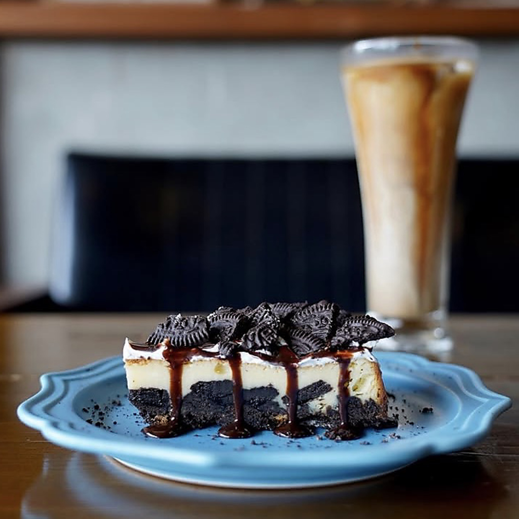 スイーツメニューには、ざくざくのオレオを使ったチーズケーキがあり、濃厚な味わいが楽しめます。