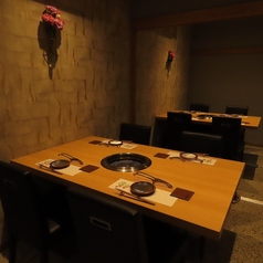 16名様迄の中規模のご宴会にぴったりの個室を完備！部署のご宴会や歓送迎会、ご家族・ご親族でのお祝いの席など、まとまった人数でのお集まりに最適な空間です。周りの視線を気にせず過ごせるプライベートな空間で、美味しいお肉とともに楽しい時間をお過ごしください！