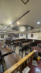 シャンデリア風の照明が飾られた店内で、お誕生日や記念日のお祝いはいかがでしょうか。フカヒレやあわびなどの高級食材を堪能できるプレミアムコースもご用意しており、大切な日の特別なお食事を華やかに演出いたします。
