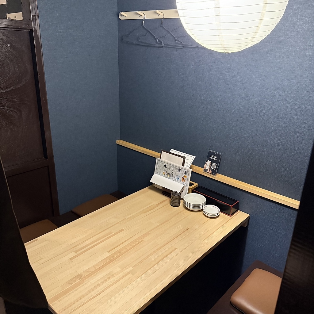 洗練されたデザインと和のエッセンスが融合したスタイリッシュで落ち着いた雰囲気を感じられる半個室