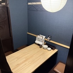 洗練されたデザインと和のエッセンスが融合したスタイリッシュで落ち着いた雰囲気を感じられる半個室