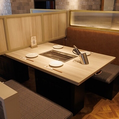 当店のテーブル席は全てソファー席となっており、ゆっくりと落ち着いてお食事をお楽しみいただけます。友人とのカジュアルなディナーや、家族との特別なひとときにぴったり。ゆったりとした座席配置により、会話が弾みやすく、リラックスした時間をお楽しみいただけます。