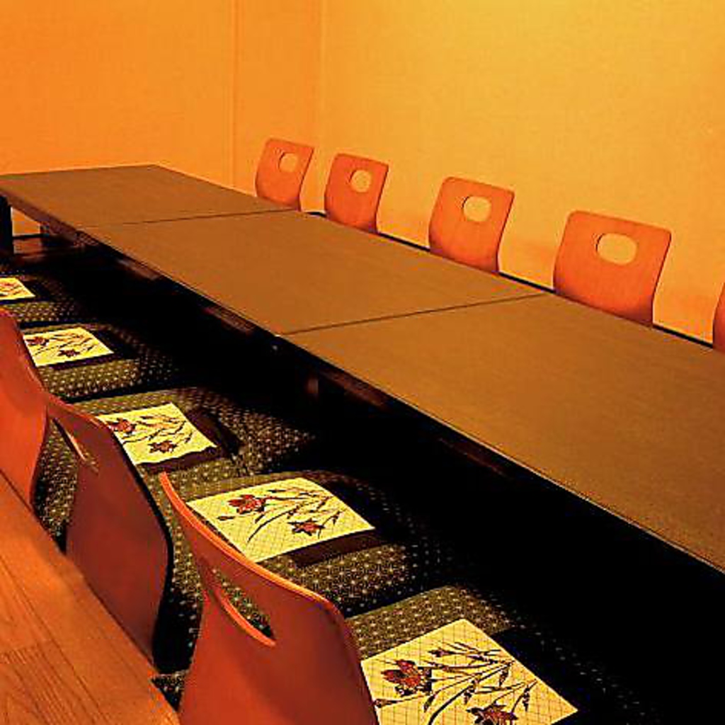 掘りごたつの個室も4名様からご用意。部屋のご予約はお早めに！旬の美味しさお届けします♪