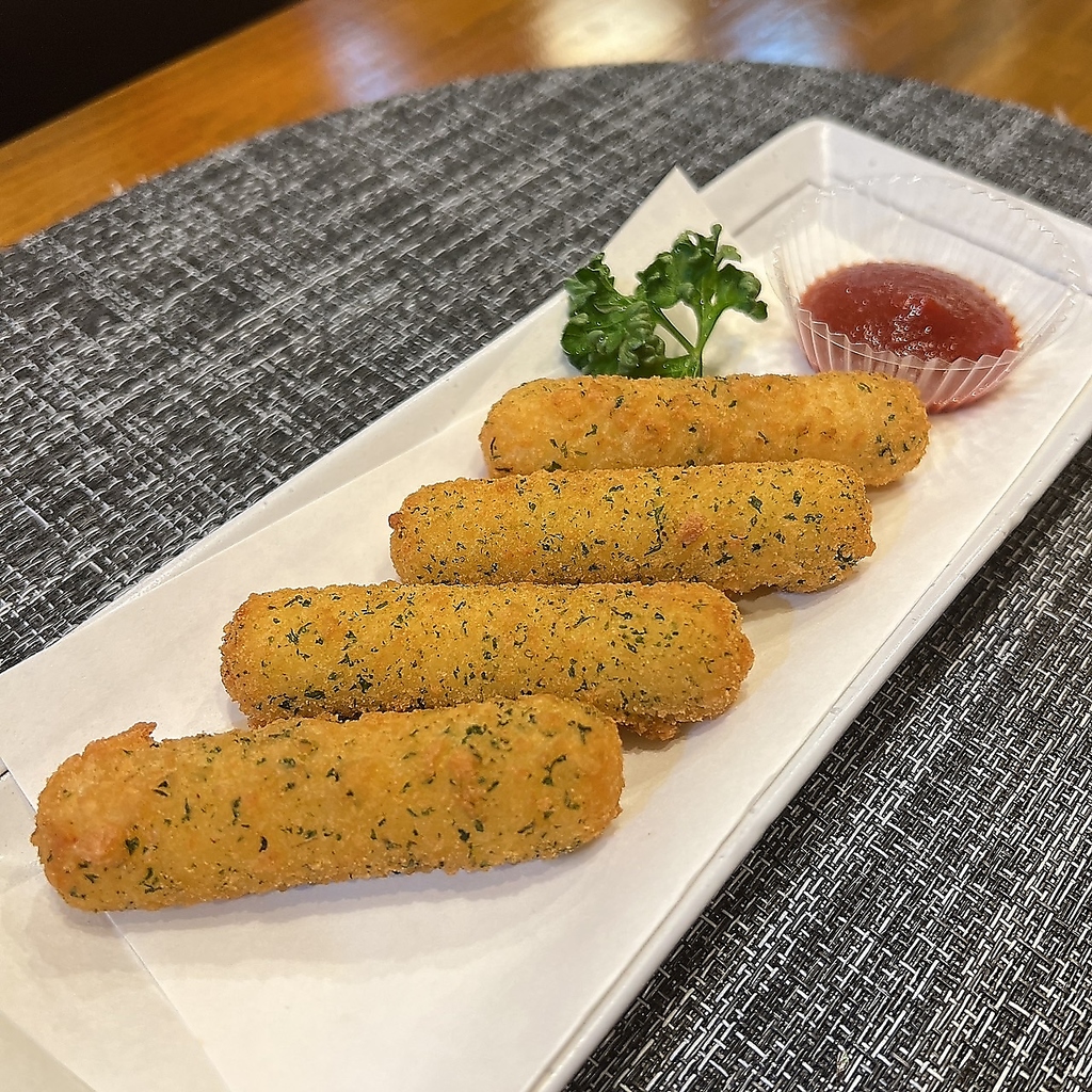 おつまみにもぴったり！とろ～りモッツァレラチーズをサクッと揚げたフライはお酒もすすむ美味しさ♪