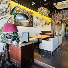 心地よい灯り、ジャズが流れる空間、そしてカジュアルなフレンチで、特別な時間をお過ごしください。