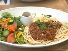 パスタはもちろん、お肉料理やデザートも豊富に取り揃え