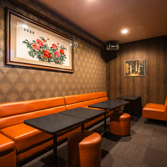 当店では、5名様がご利用いただけるテーブル席を4つご用意しています。壁側にソファー、通路側にイスが配置されており、ゆったりとくつろぎながらお楽しみいただけます。友人と一緒にリラックスした雰囲気の中で、お酒やカラオケを満喫するのに最適な空間です。ぜひ、楽しいひとときを当店でお過ごしください！