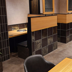 横並びで焼肉を楽しめる、半個室風のカップルシートをご用意。仕切りがあるので周りを気にせず、落ち着いたプライベート空間を演出。お二人の特別な時間を邪魔することなく、美味しい焼肉と会話をゆっくりとご堪能いただけます。デートや記念日など、大切な方との語らいの場に最適です。