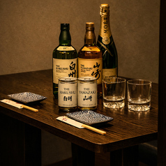 【2～4名様用個室席】2～4名様用個室席は、デートや女子会、気の合う仲間との飲み会など少人数でのご利用に最適なプライベート空間です。木の温もりを感じる落ち着いた雰囲気の中、周囲を気にせず会話と料理を楽しめるのが魅力。やわらかな灯りに包まれた上質な空間は、特別な時間をより一層引き立てます。