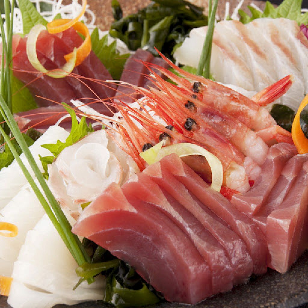 日向灘朝獲れ刺身盛♪新鮮な朝獲れの魚を豪快に厚切りでご用意！　日替わりで毎日仕入れており安心！