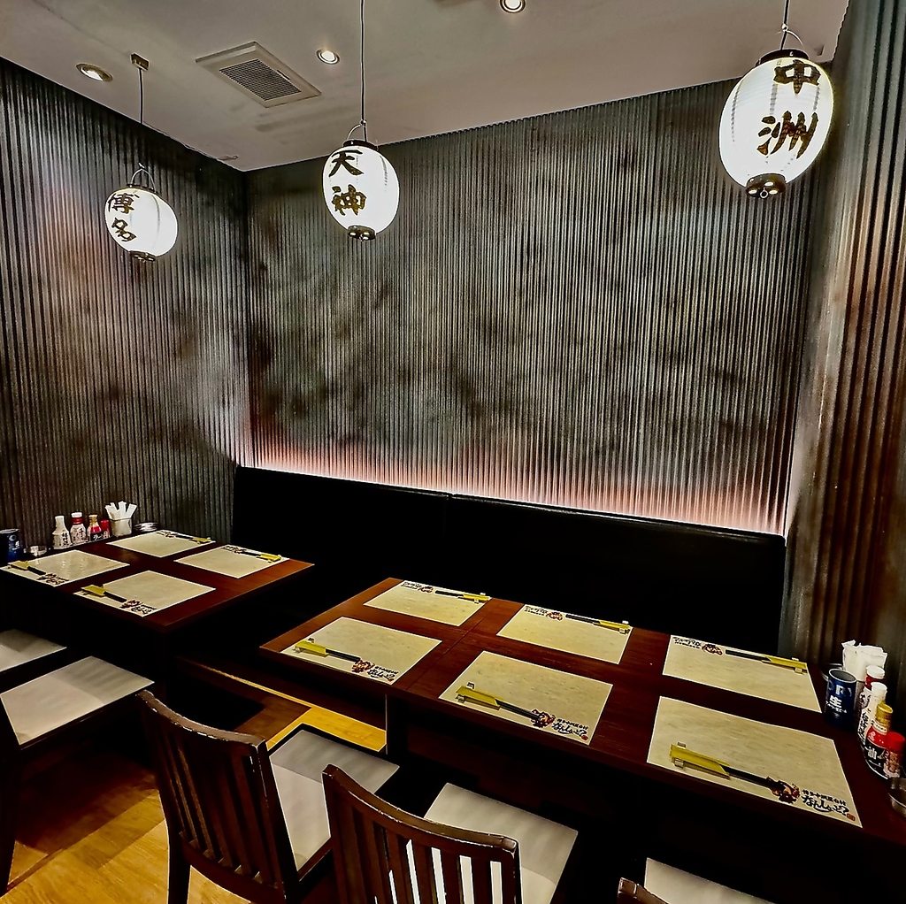 横浜駅西口徒歩5分｜熱気溢れる博多屋台を再現！名物骨付鳥コンフィ287円￥原価提供/お得なクーポン有