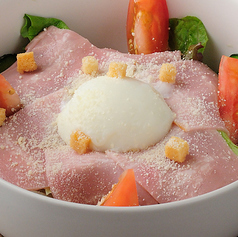 ベーコンのシーザーサラダ-温玉のっけ-/味玉と水菜のせ燻製チーズのポテトサラダ