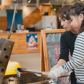 牡蠣のぺったんこ焼き体験を行っています。