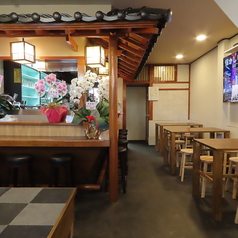 最大28名様まで収容可能で、座敷、テーブル、カウンターと多彩なお席をご利用いただけます。最新の大型モニターを完備しており、思い出の映像を流すなどの演出も可能。木のぬくもりを感じる落ち着いた空間で、大切な仲間と特別なひとときをお過ごしください。