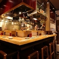 目の前で焼き鳥を楽しめるこだわりのカウンター席は、オトナのデートにも◎。