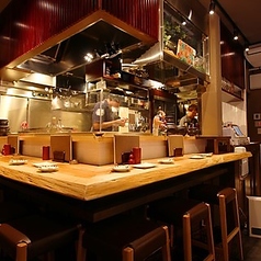 目の前で焼き鳥を楽しめるこだわりのカウンター席は、オトナのデートにも◎。