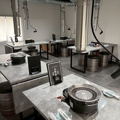 【3階フロア・2名卓1つ、4名卓1つ、5名卓1つ、6名卓4つ】広々とした3階フロアには、2名様、4名様、6名様でご利用いただけるテーブル席が並びます。少人数でのデートやご家族、ご友人との食事に最適です。