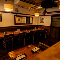 大人数でも一体感を、贅沢な12名掛けロングテーブル