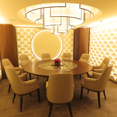 完全個室。広々空間です。円卓となっており、8～12名様向けです。MAXで14名迄可能です。お気軽にお問い合わせください。