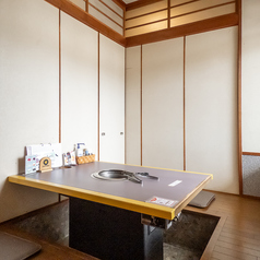 【2F】掘りごたつ個室席！ゆっくりとお寛ぎいただける掘りごたつ席は2名様/4名様・・・12名様と人数に合せてご利用いただけます。扉付きの完全個室席なので隣も気にせず騒いだり、大事な日に雰囲気を大切にご宴会をお過ごし頂けます！