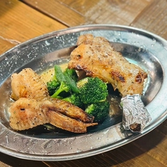 地鶏の骨付きもも焼き