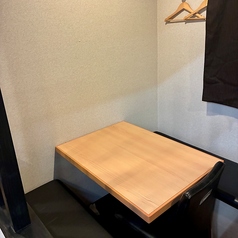 木の温もりが感じられる木目テーブルを配したシンプルな和風空間は会社帰りのお食事や少人数での飲み会に最適です。ゆったりと腰掛けられるソファー席となっており長時間の滞在でもリラックスしてお過ごしいただけます。落ち着いた雰囲気の中で美味しい海鮮料理や銘酒を味わいながら日々の疲れを癒やすひとときをどうぞ♪