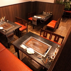 全面改装して、オシャレで居心地良い空間に生まれ変わりました！全80席（テーブル席76席＋カウンター4席）。大小宴会が出来ます。貸し切りは要相談です。　【2020年4月1日より全席禁煙】