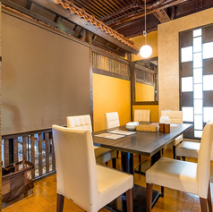 4名様がけのお席を14席ご用意しております。趣の異なるテーブル席を設えたラグジュアリーな空間で本格的なカフェメニューが楽しめます◎