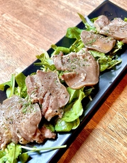 低温調理の豚タンカルパッチョ