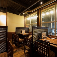 ●間仕切りパーテーションあり♪テーブル席●【2～20名様】お隣のお客様との間にローパーテーションございます。開放感あるオープンフロアが好きな方のお席です。ゆっくりお食事をお楽しみいただけます。※それ以上のご宴会もご対応可能♪お電話でもお問合せください！