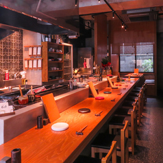 【お一人様も大歓迎！】入口からすぐのオシャレなカウンター席は、お一人様でもお気軽にご利用いただけます。お仕事帰りのサク飲みや、デートなどにもおすすめ！お料理に合わせてゆっくりとお酒をお楽しみいただけます。お酒を飲まれない方や、ご友人とのお食事にもお気軽にお越しください。