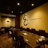 【貸切OK】山形駅から徒歩圏内の便利な立地で、20名様から最大30名様までの店舗貸切に対応。広々としたテーブル席は人数に合わせてレイアウト変更ができ、一体感のあるご宴会が叶います。和の温もりとモダンさが調和した落ち着いた空間は、歓送迎会や大切な会合などに最適。大人数の集まりも安心してお任せいただけます！