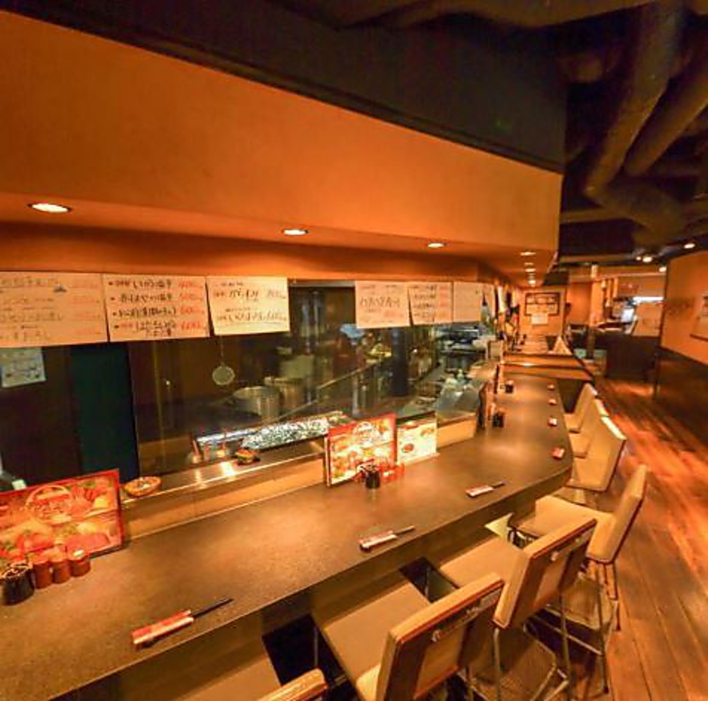 広々16席のカウンターはランチや会社帰りにふらっと立ち寄り飲むなど幅広くご利用いただけます