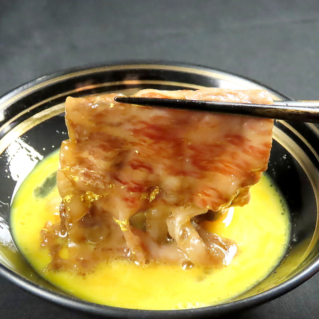 特製の割り下と野菜の旨味が極上のお肉を更に引き立てる「すき焼き」。濃厚な卵を絡めて召し上がれ。